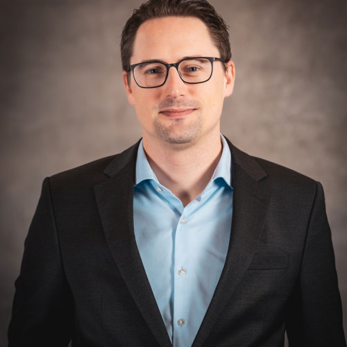 Portrait von Matthias Pantze vor Betonwand