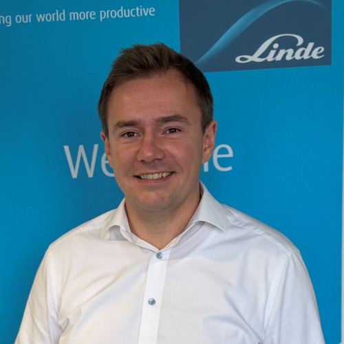 Mann im weißen Hemd