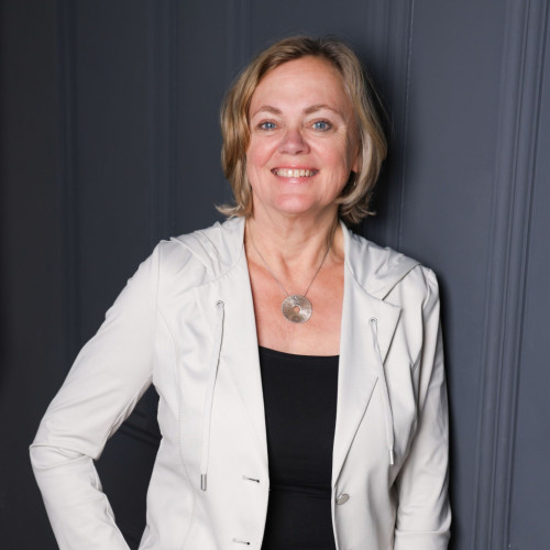 Katharina Habersbrunner, blond, mit schwarzem Oberteil und darüber einem hellen Blazer, Hochformat