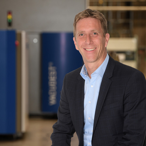 Thomas Dotterweich vor einer VACUDEST Anlage