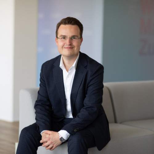 Steven Heckler sitzend